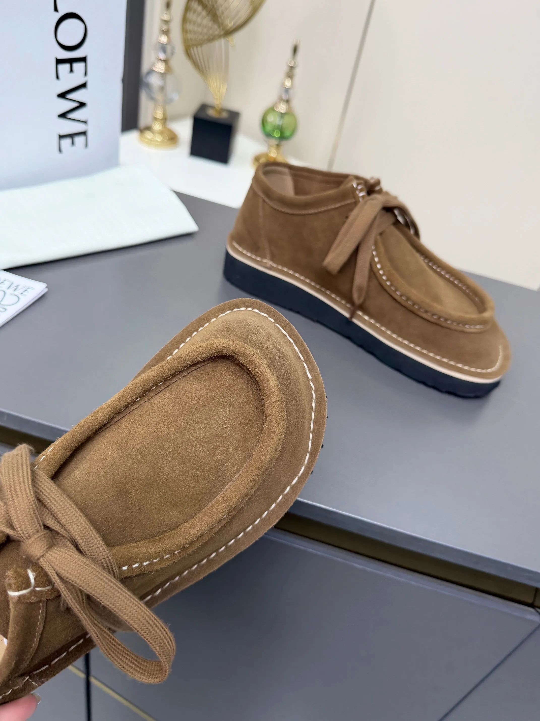 👟👟Ex-factory price 560👟👟 LOEWE·Loewe's latest kangaroo shoes, split cow leather, suede cow leather, thick-soled lace-up casual shoes, lace-up retro British style, from design to texture, allowing you to easily have a high-end luxury wearing experience. The upper is made of imported high-mercerized smooth cow suede. The delicate texture has a natural velvet-like sheen. Every inch exudes low-key sophistication. It is matched with the light-feeling EVA foam outsole. The 3-centimeter heel height is just right. It not only quietly elongates the body shape, but also brings the comfort of walking on the ground! The original version was purchased and developed, and the details are well handled. It is worth owning. It has a unique fashionable and trend-leading style. It is highly recommended to stock up. The shoe style is great, the leather is soft and comfortable, very comfortable on the feet and easy to match. ✦Fabric: imported high mercerized cowhide ✦Lining: no lining ✦Outsole: original EVA foam outsole ✦Number of sizes: women's size: 35#-40# (TT)